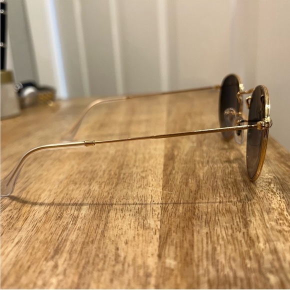 Like-new Ray-Ban Classic Round Grey Gradient & Gold Frame Sunglasses - Picture 4 of 7
